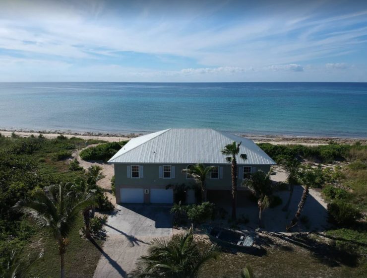 The AMAZING Pineapple Beach House – Private yet close to restaurants and store… Directly on the ocean